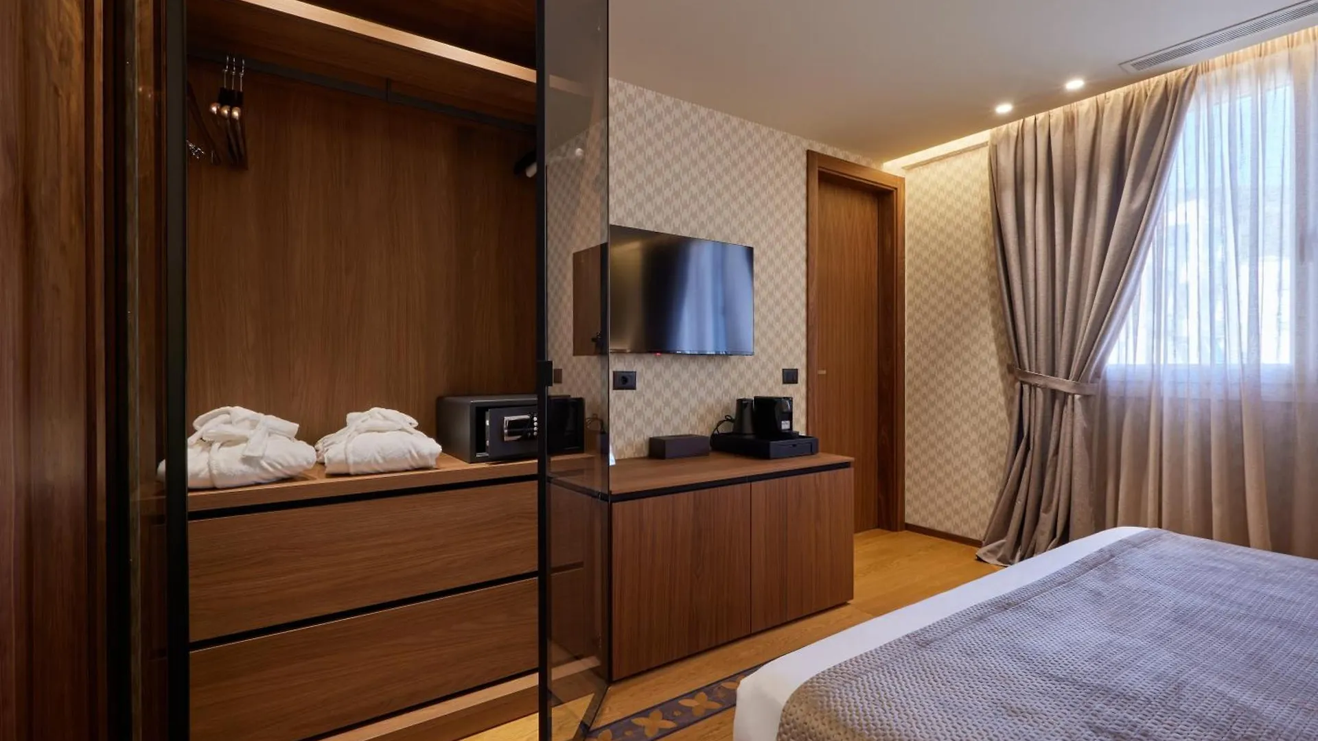 فلورا Valis Luxury Hotel 0*,  ألبانيا