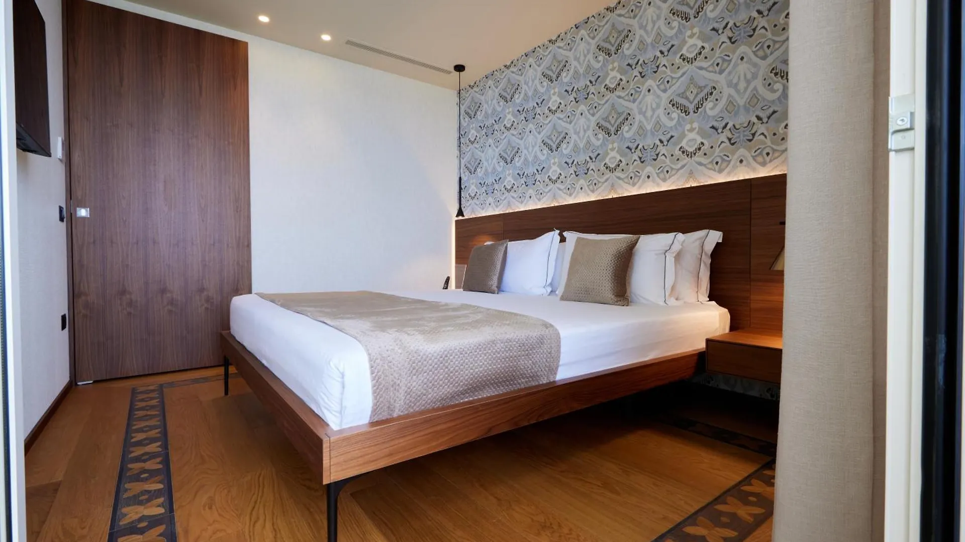 فلورا Valis Luxury Hotel